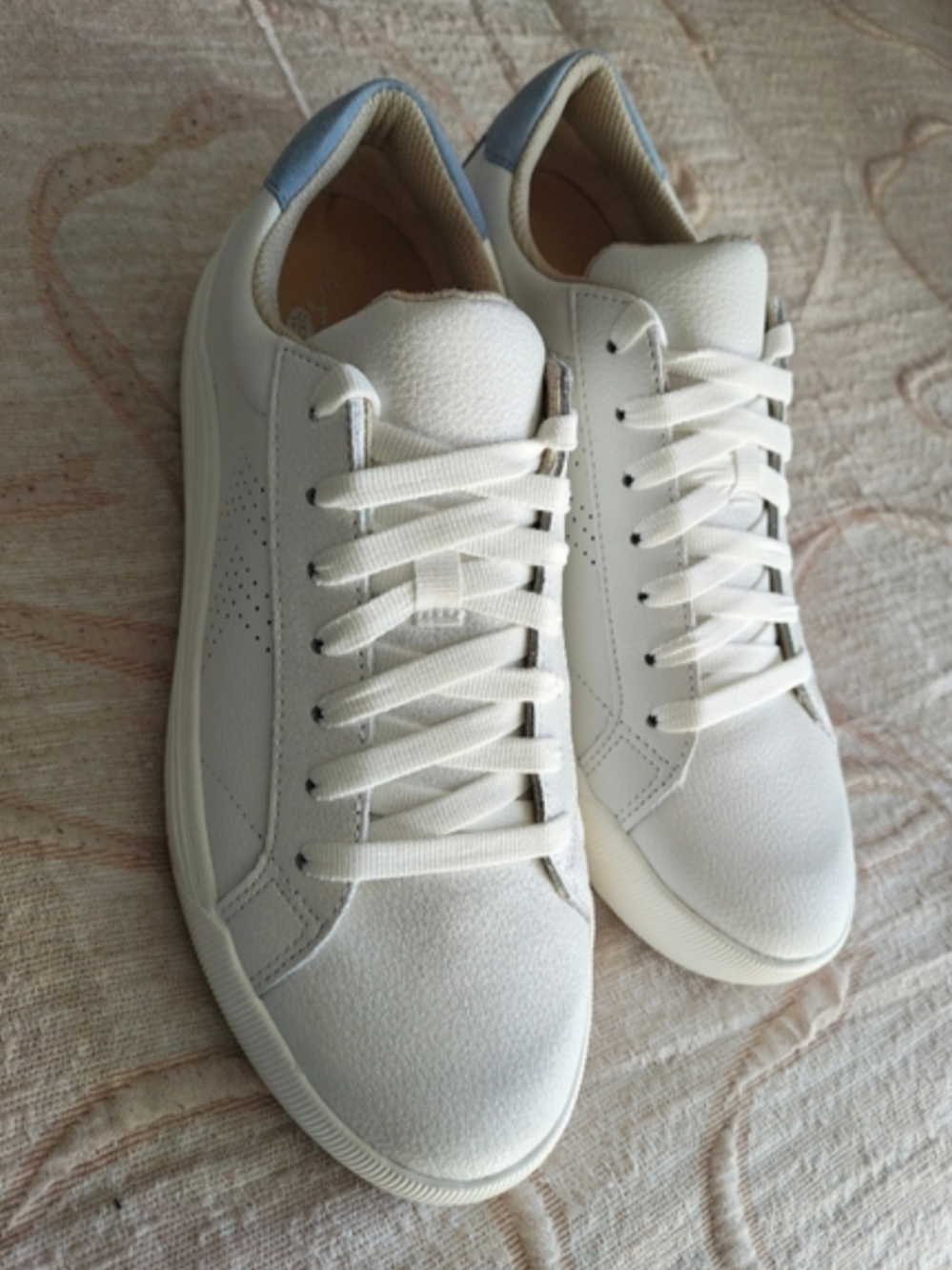 NEW Dr. Scholl's Women's White Sneakers with Light Blue Heel Tab